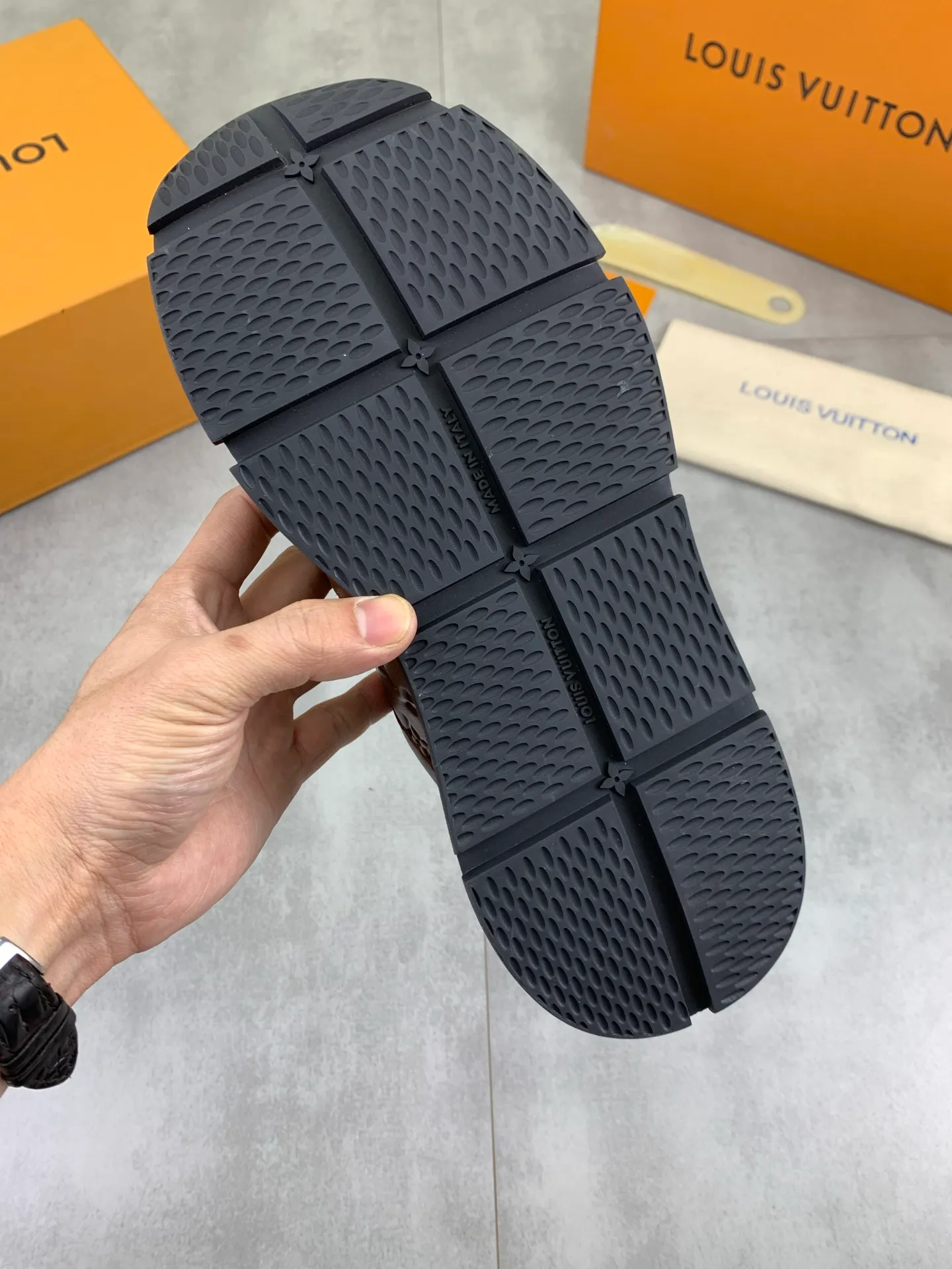 Factory price P820 💶 Top version [LOUIS VUITTON] counter series (original order) new style 🍀LV Louis Vuitton - top version LV classic high-top trendy shoes! Made of imported original craft calfskin, original breathable lining, and original wear-resistant, lightweight, high-end TPU outsole! High quality products! 3️⃣ colors available, size: men’s 39-44 (38 45 customized)